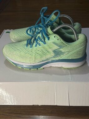 Women's Mint Green Athletic Running Shoes with Teal Accents